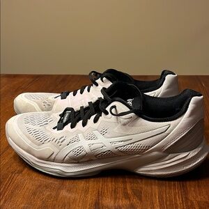 Asics Gel-Excite 10. White and Black Athletic Shoes with Mesh Upper
